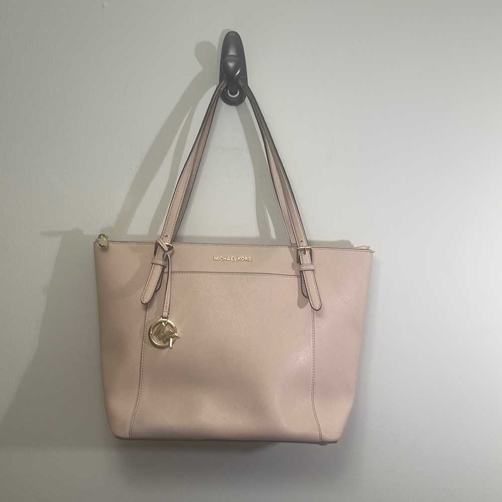 Michael Kors Ciara Zip Tote. Style 35t8gc6t9l.
